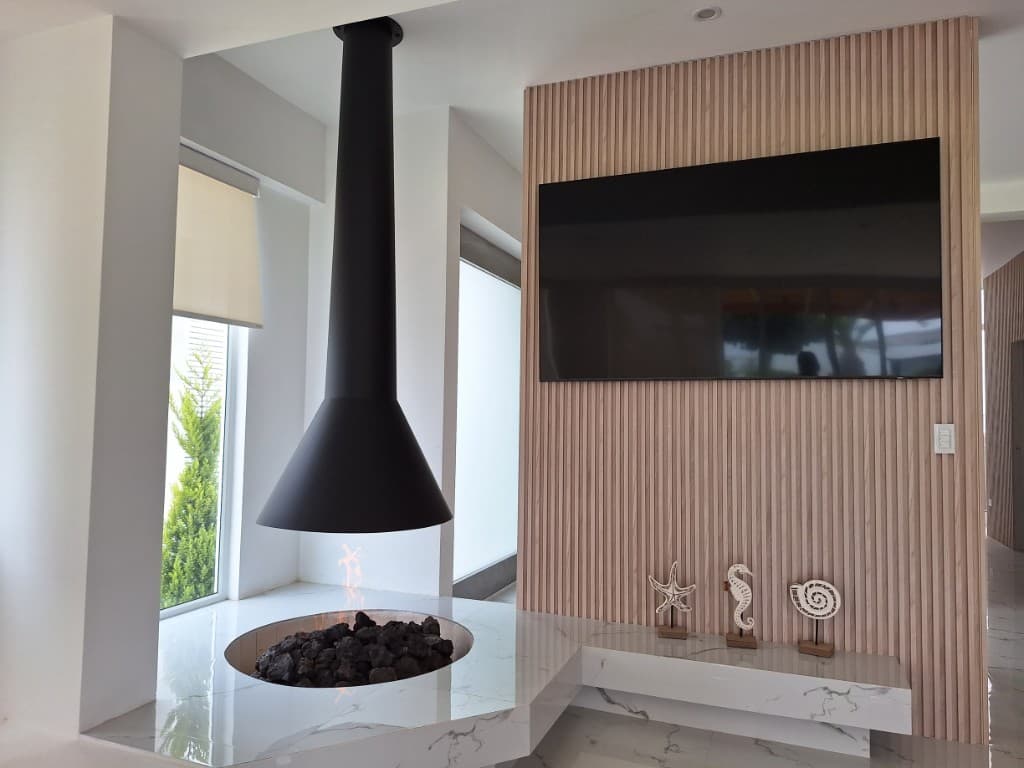 Chimenea colgante en living