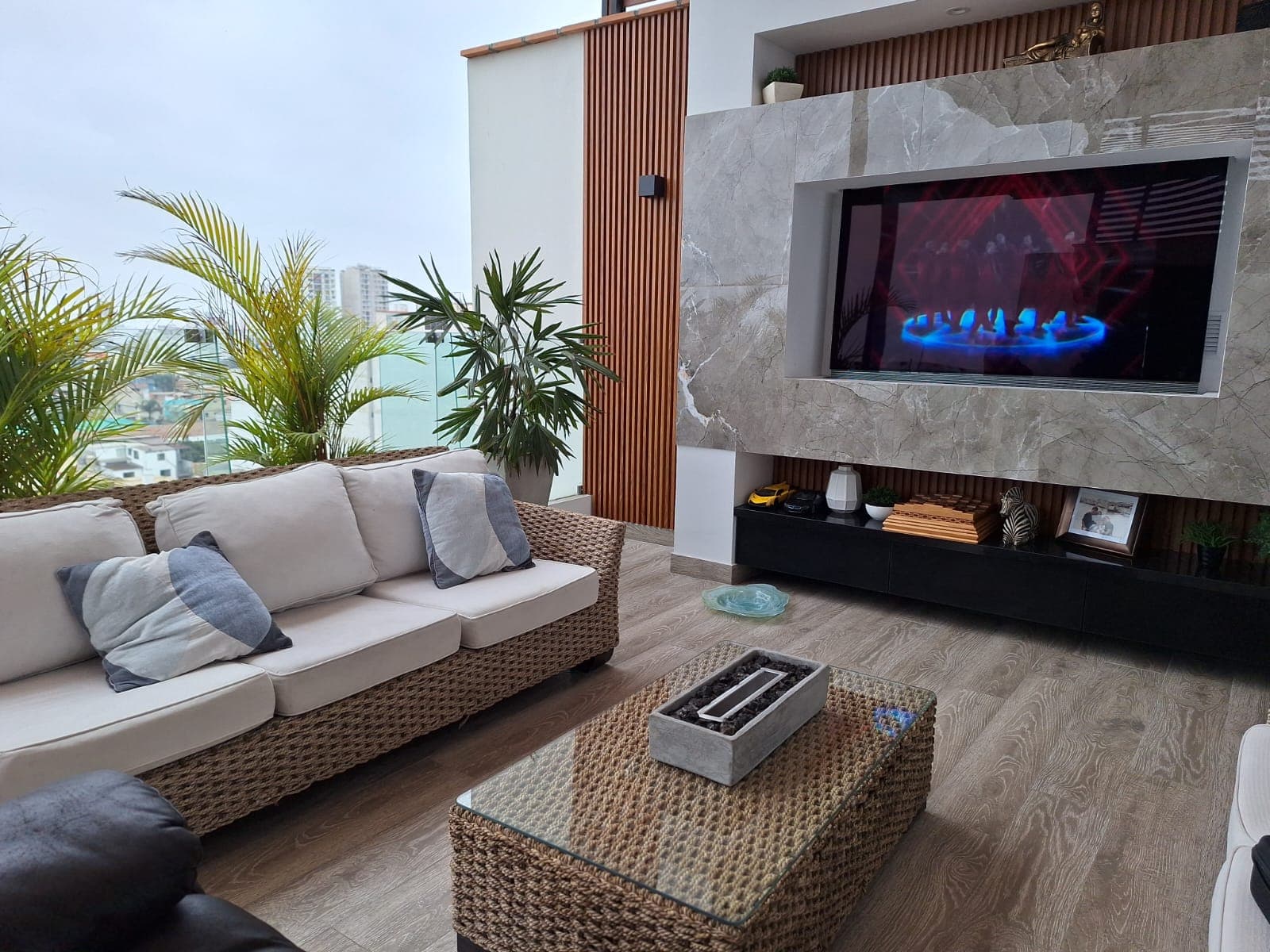 Chimenea rectangular en sala