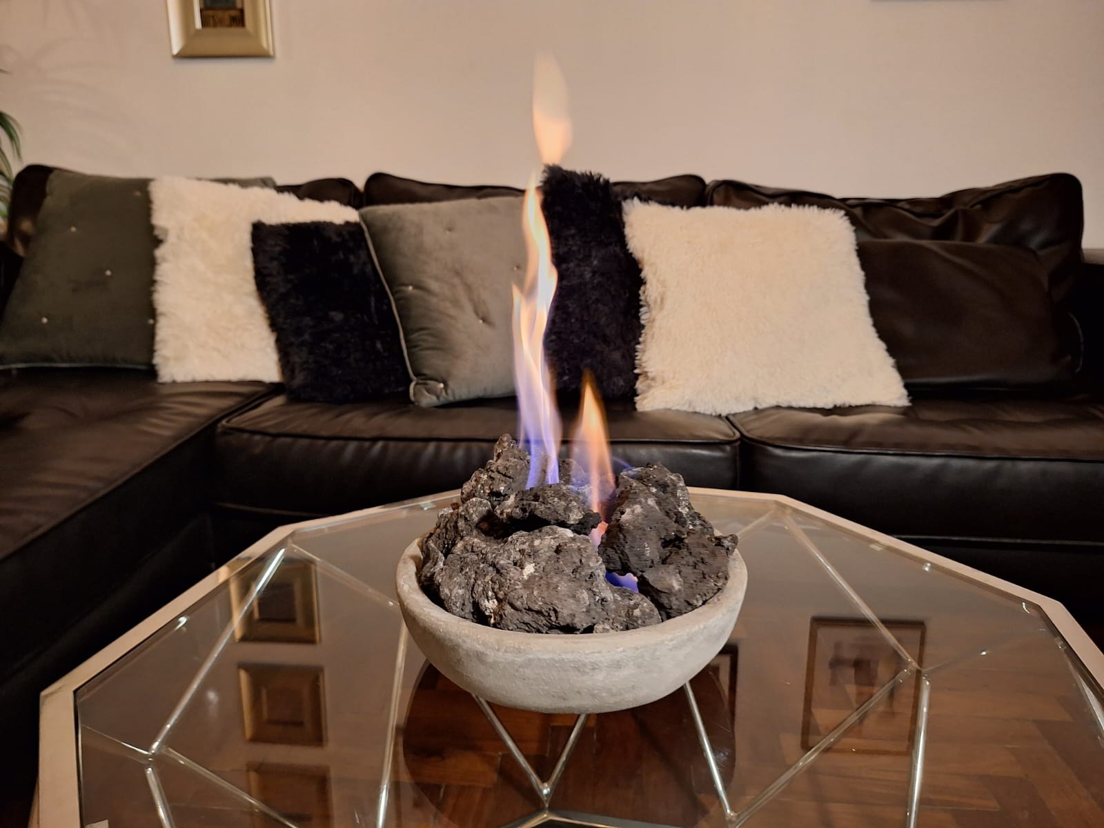 Chimenea de mesa redonda compacta en sala comedor