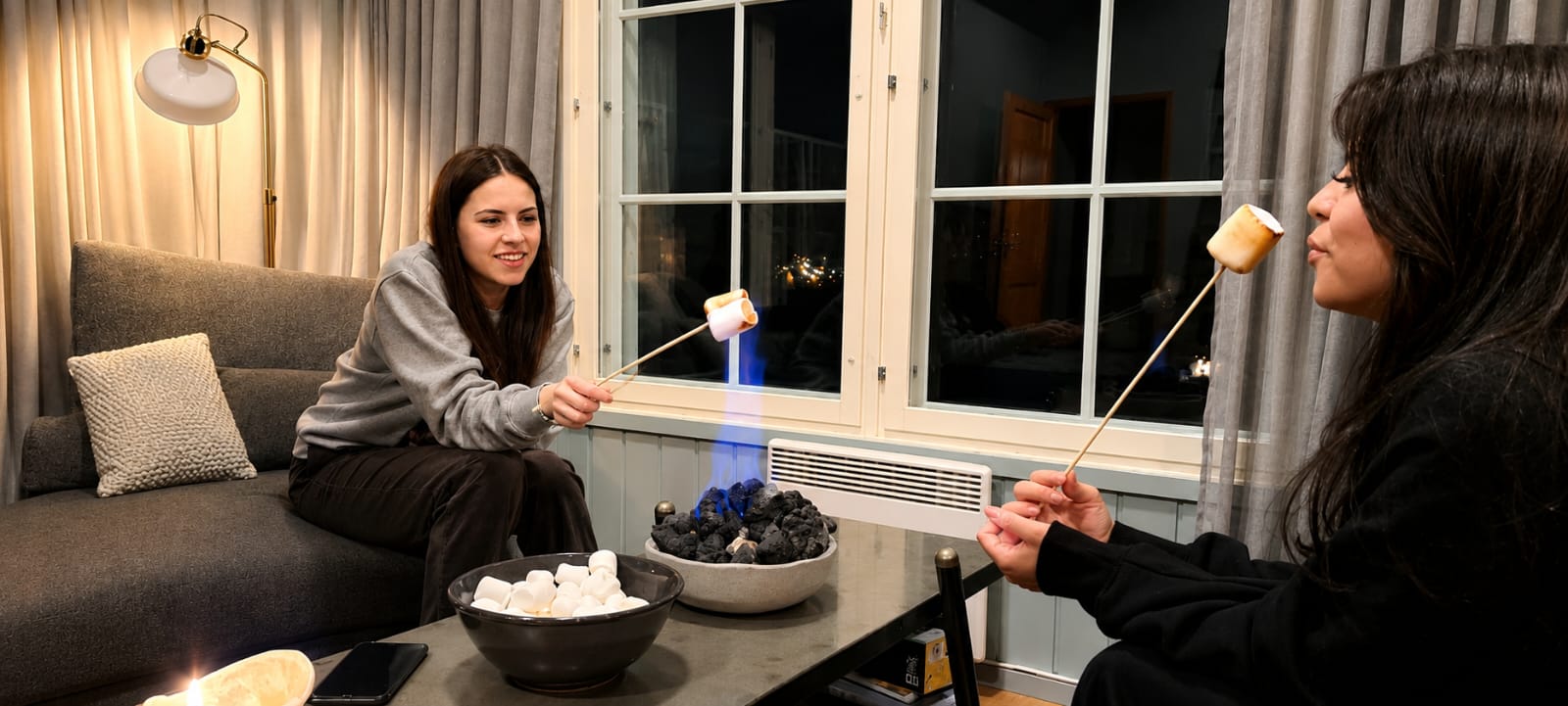 Chimenea de mesa con marshmallows en familia